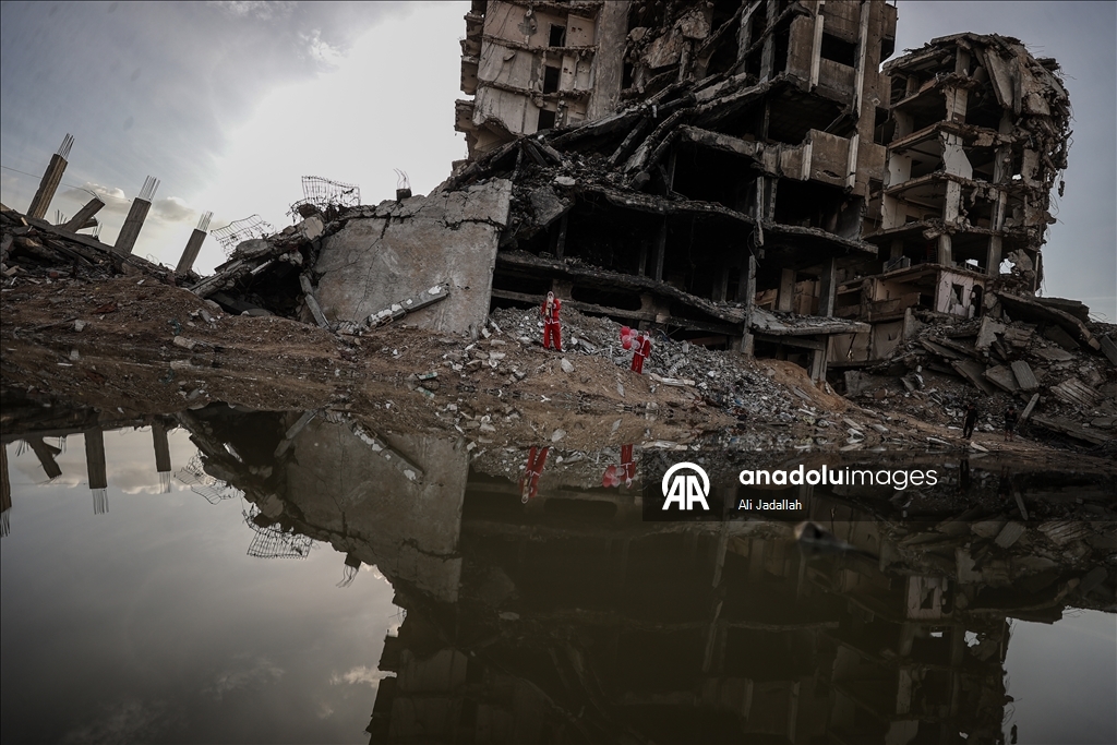 Gazze'de Noel baba kılığını giyen gönüllü gençler, Filistinli çocukların yüzünü güldürdü