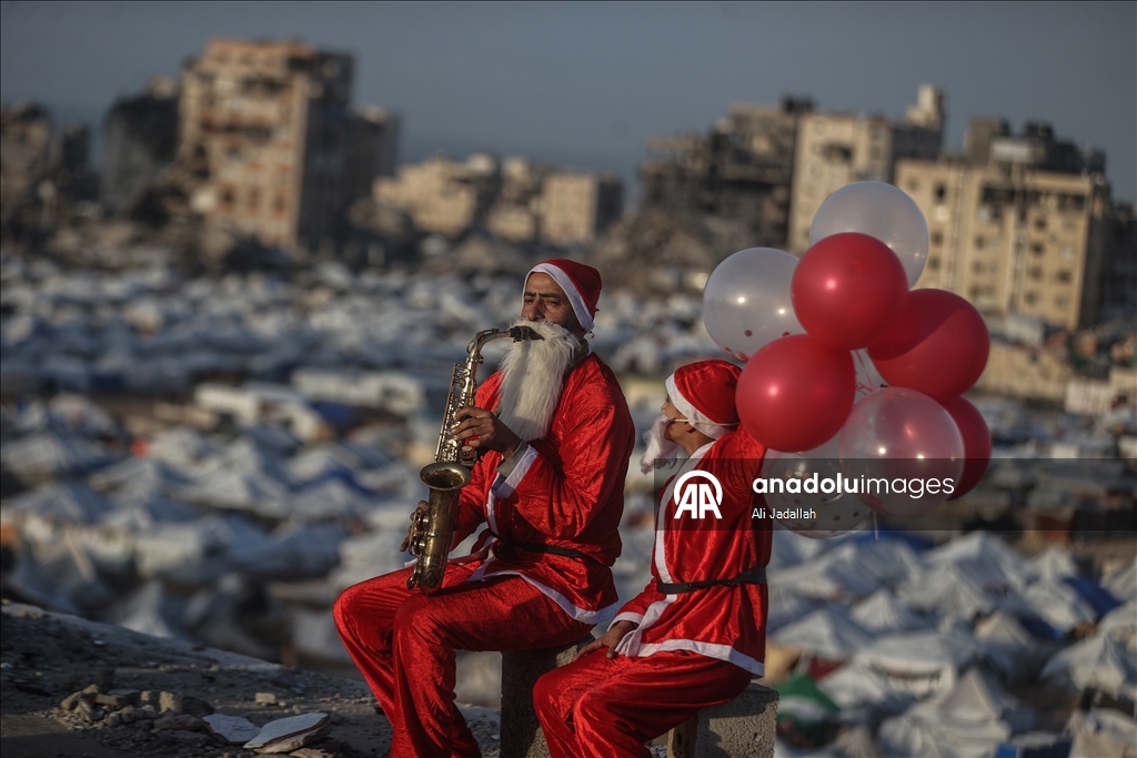 В Газе волонтеры в костюмах Санта-Клауса порадовали палестинских детей