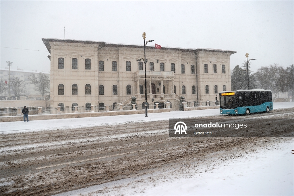 Yurdun birçok ilinde kar etkili oluyor
