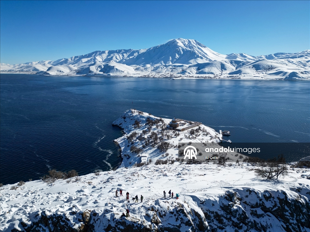 Beyaza bürünen Akdamar Adası ziyaretçilerini ağırlıyor