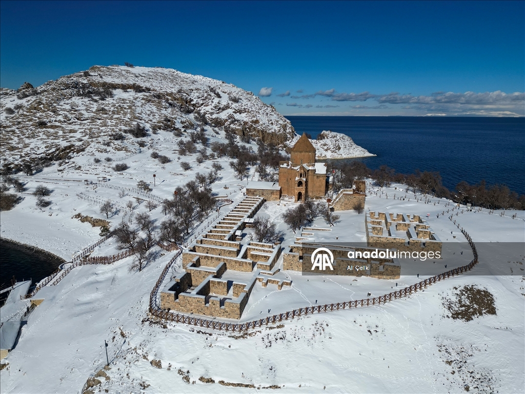Beyaza bürünen Akdamar Adası ziyaretçilerini ağırlıyor
