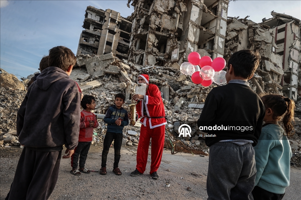 В Газе волонтеры в костюмах Санта-Клауса порадовали палестинских детей