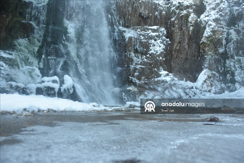 Gümüşhane'deki Çağlayandibi Şelalesi Tabiat Parkı beyaza büründü