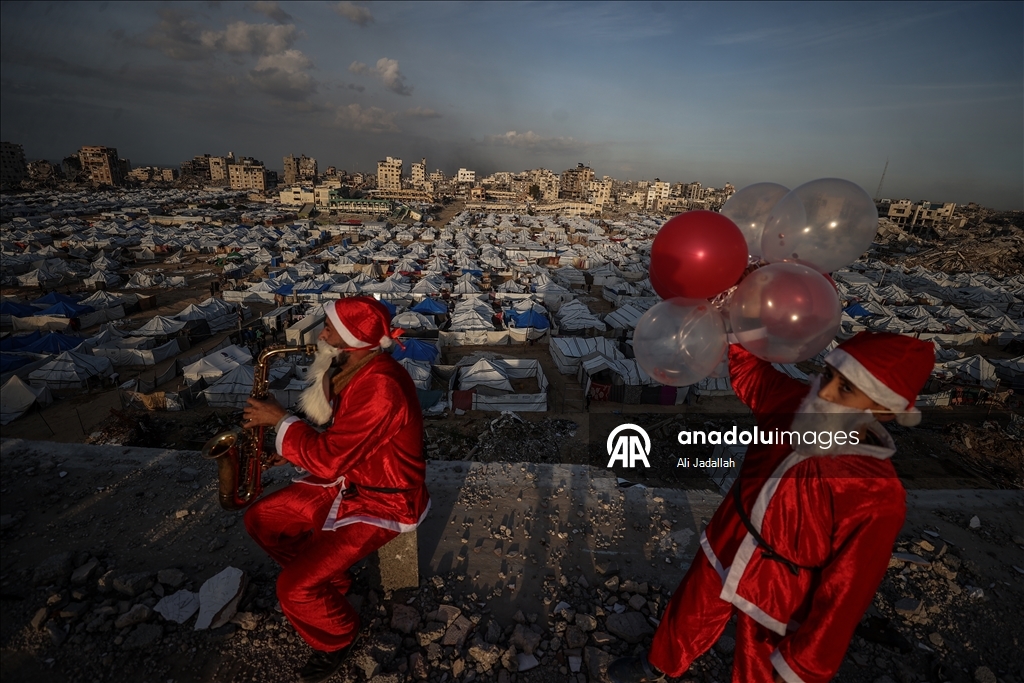 В Газе волонтеры в костюмах Санта-Клауса порадовали палестинских детей