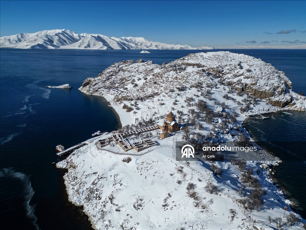 Beyaza bürünen Akdamar Adası ziyaretçilerini ağırlıyor