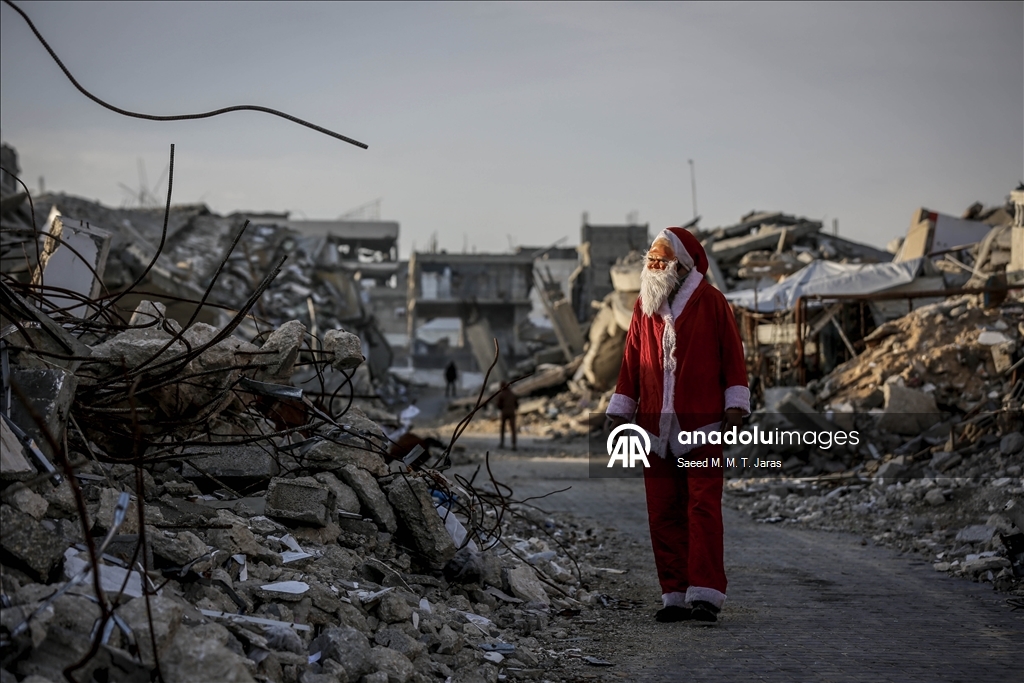 Gazzeli Noel baba masum savaş mağduru çocukların yüzünü güldürdü