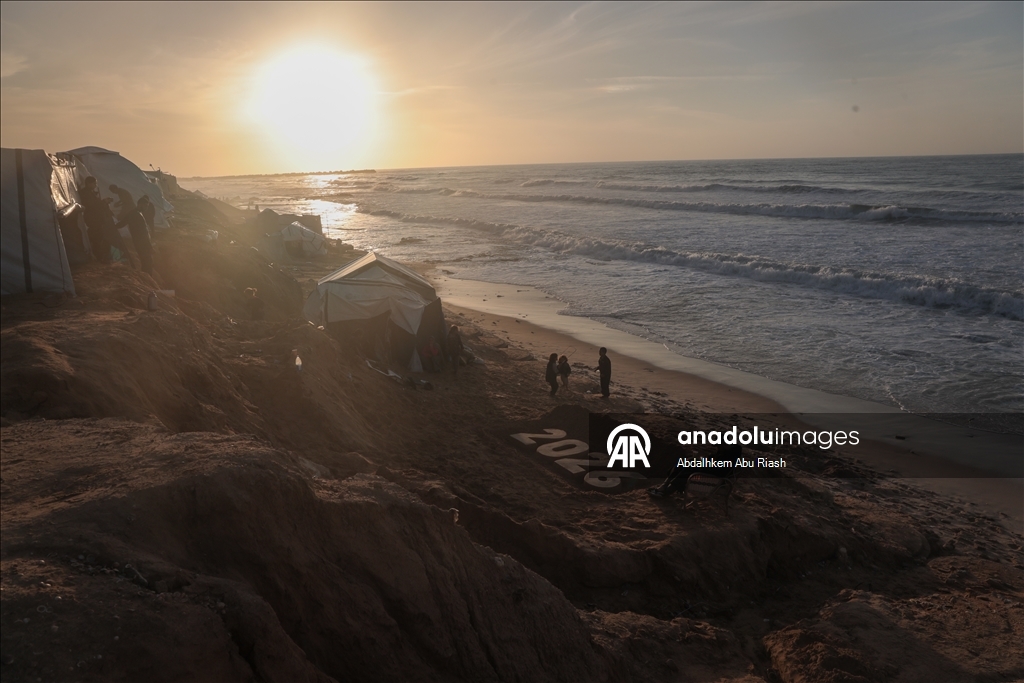 Filistinli resim sanatçısı Ebu Cerad, Gazze sahilinde “2026” yazdı