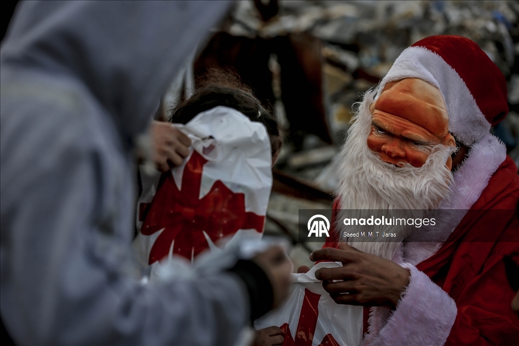 Gazzeli Noel baba masum savaş mağduru çocukların yüzünü güldürdü