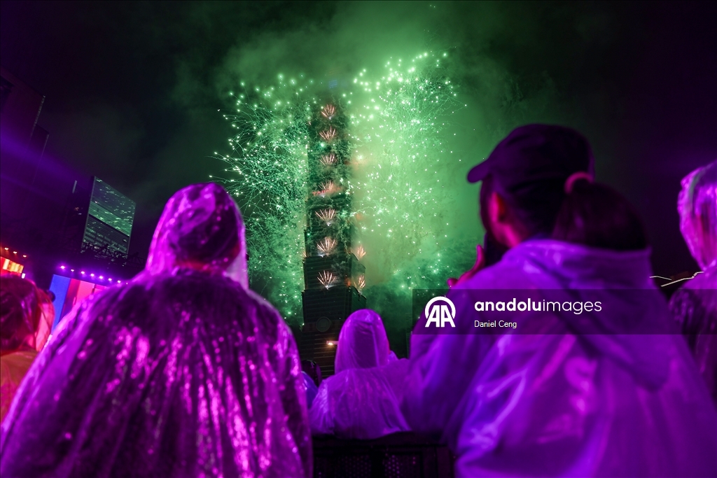 Taipei yeni yılı havai fişeklerle karşıladı