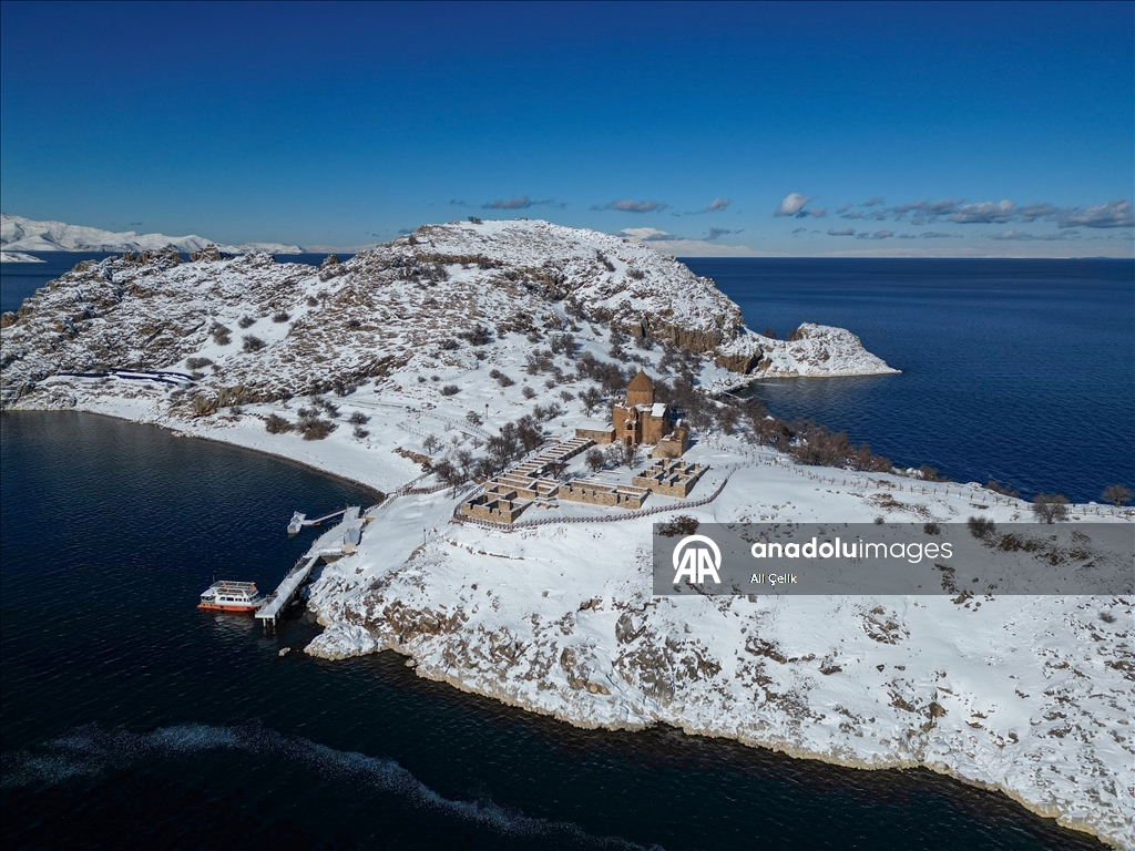 Beyaza bürünen Akdamar Adası ziyaretçilerini ağırlıyor