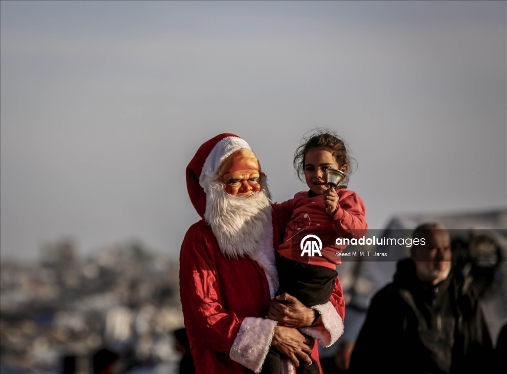 Gazzeli Noel baba masum savaş mağduru çocukların yüzünü güldürdü