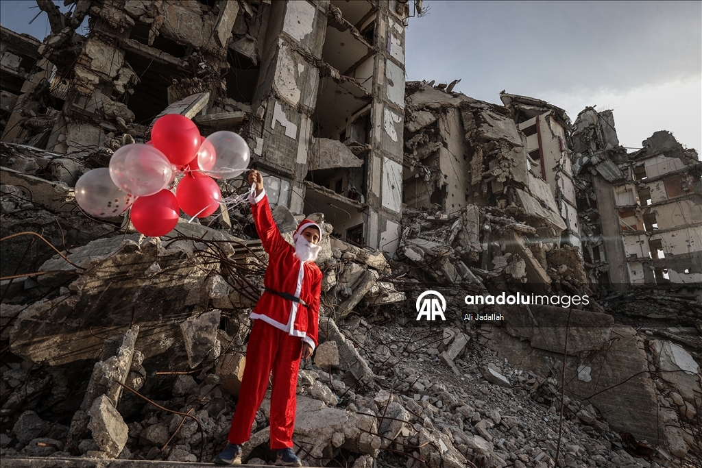 В Газе волонтеры в костюмах Санта-Клауса порадовали палестинских детей