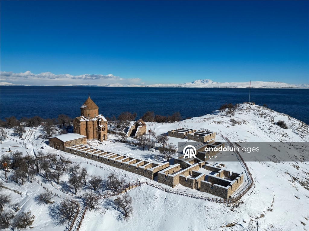 Beyaza bürünen Akdamar Adası ziyaretçilerini ağırlıyor