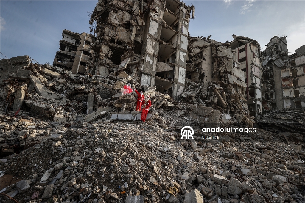 Gazze'de Noel baba kılığını giyen gönüllü gençler, Filistinli çocukların yüzünü güldürdü