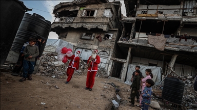 Gazze'de Noel baba kılığına giren gönüllü gençler, Filistinli çocukların yüzünü güldürdü