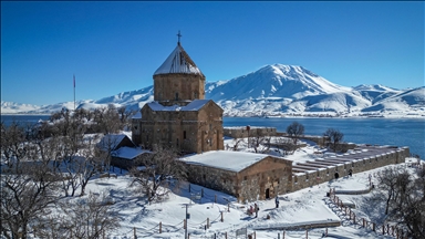 Beyaza bürünen Akdamar Adası ziyaretçilerini ağırlıyor
