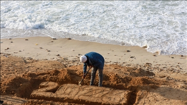 Filistinli resim sanatçısı Ebu Cerad, Gazze sahilinde “2026” yazdı