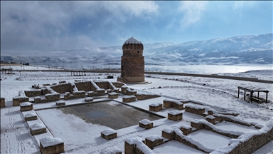 Hasankeyf'teki tarihi yapılar kar yağışıyla beyaza büründü