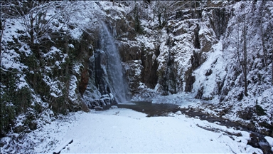 Gümüşhane'deki Çağlayandibi Şelalesi Tabiat Parkı beyaza büründü