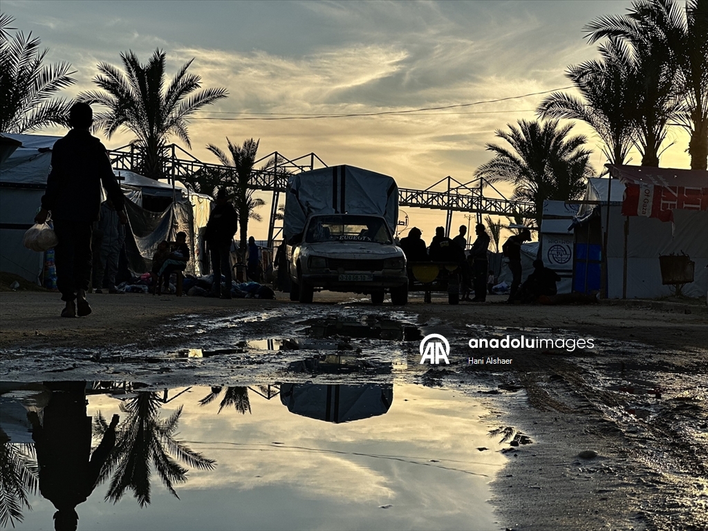 Han Yunus’taki Asda Eğlence Parkı çadır kente dönüştü