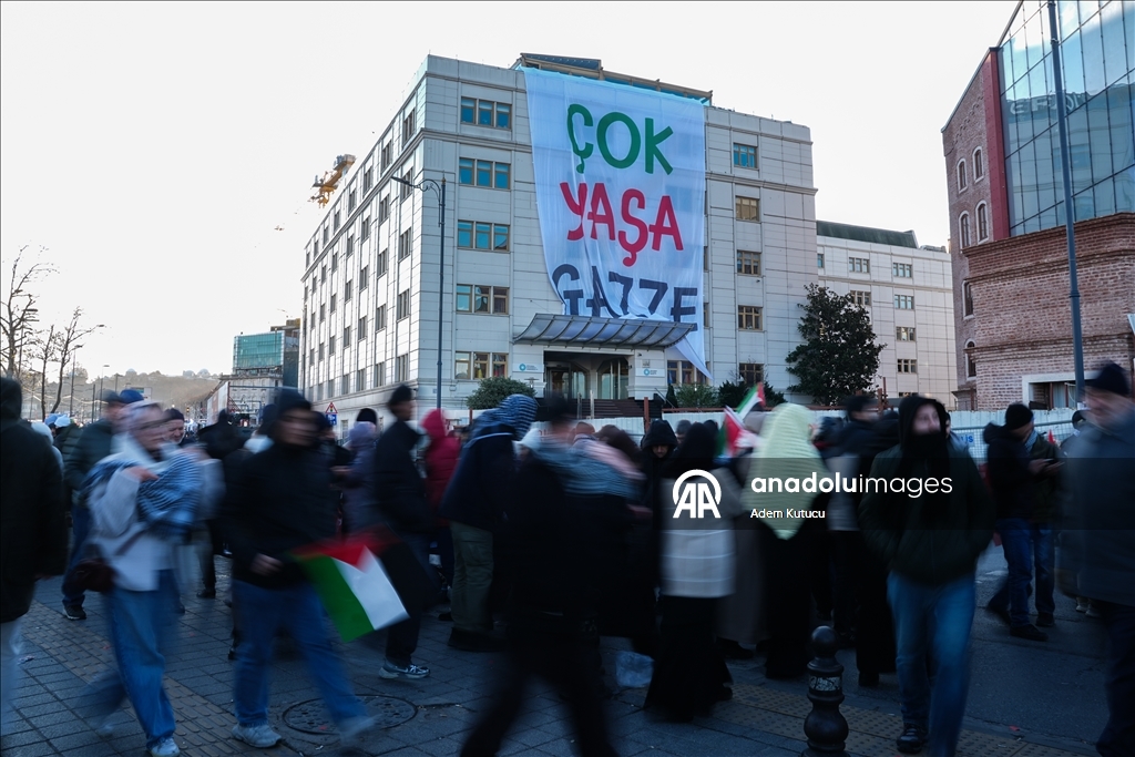 Filistin'e destek için on binlerce kişiden Galata Köprüsü'ne yürüyüş