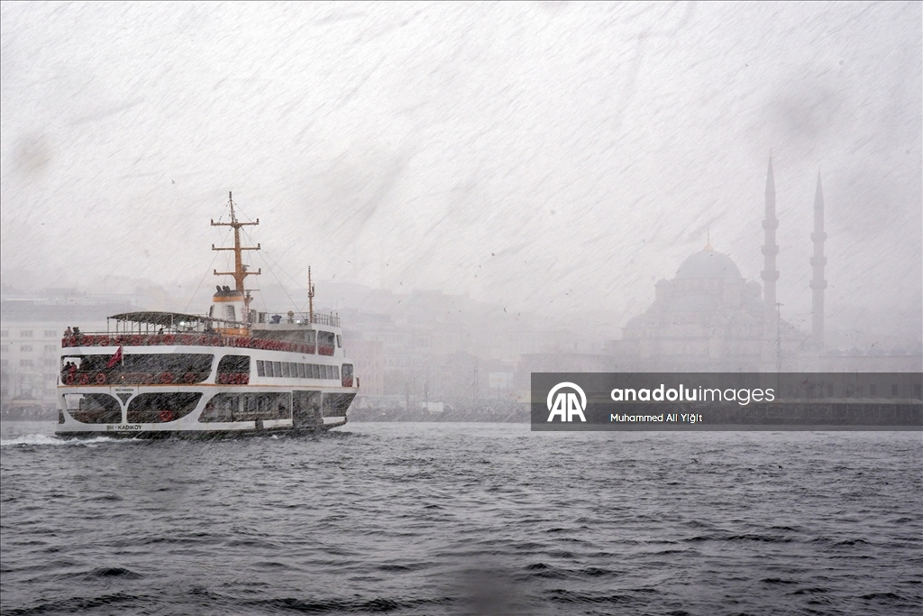 İstanbul'da yeni yılın ilk gününde kar yağışı devam ediyor