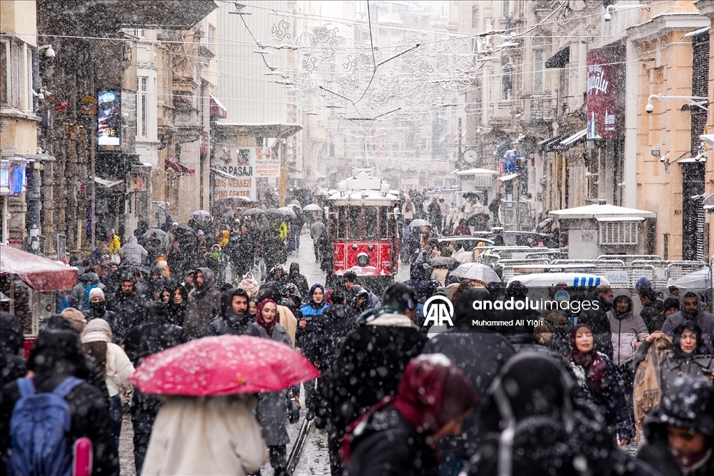 İstanbul'da yeni yılın ilk gününde kar yağışı devam ediyor