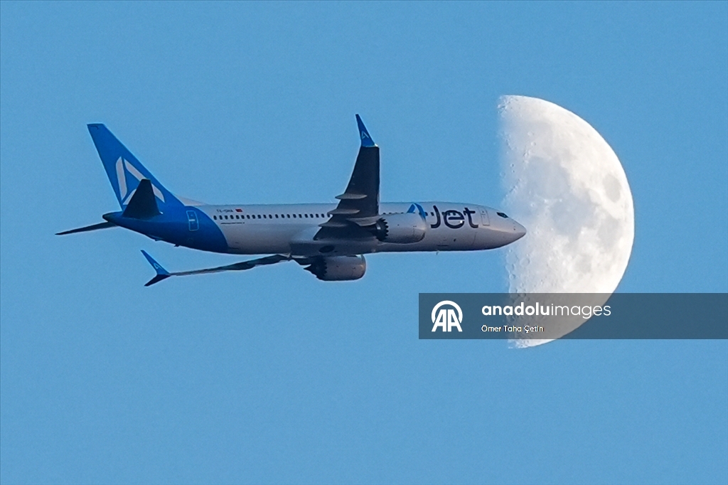 İstanbul'da yarım ay ve uçak