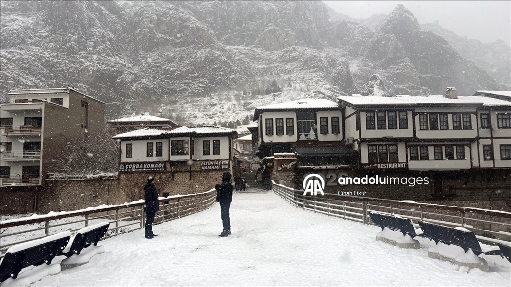 Amasya'da kar yağışının ardından caddeler beyaza büründü