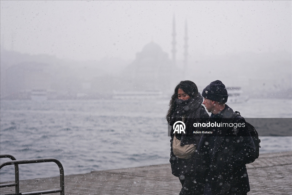 İstanbul'da yeni yılın ilk gününde kar yağışı devam ediyor