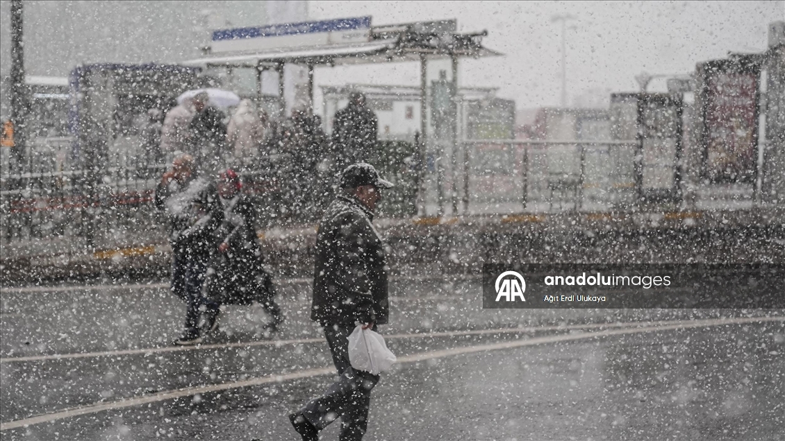 İstanbul'da yeni yılın ilk gününde kar yağışı devam ediyor