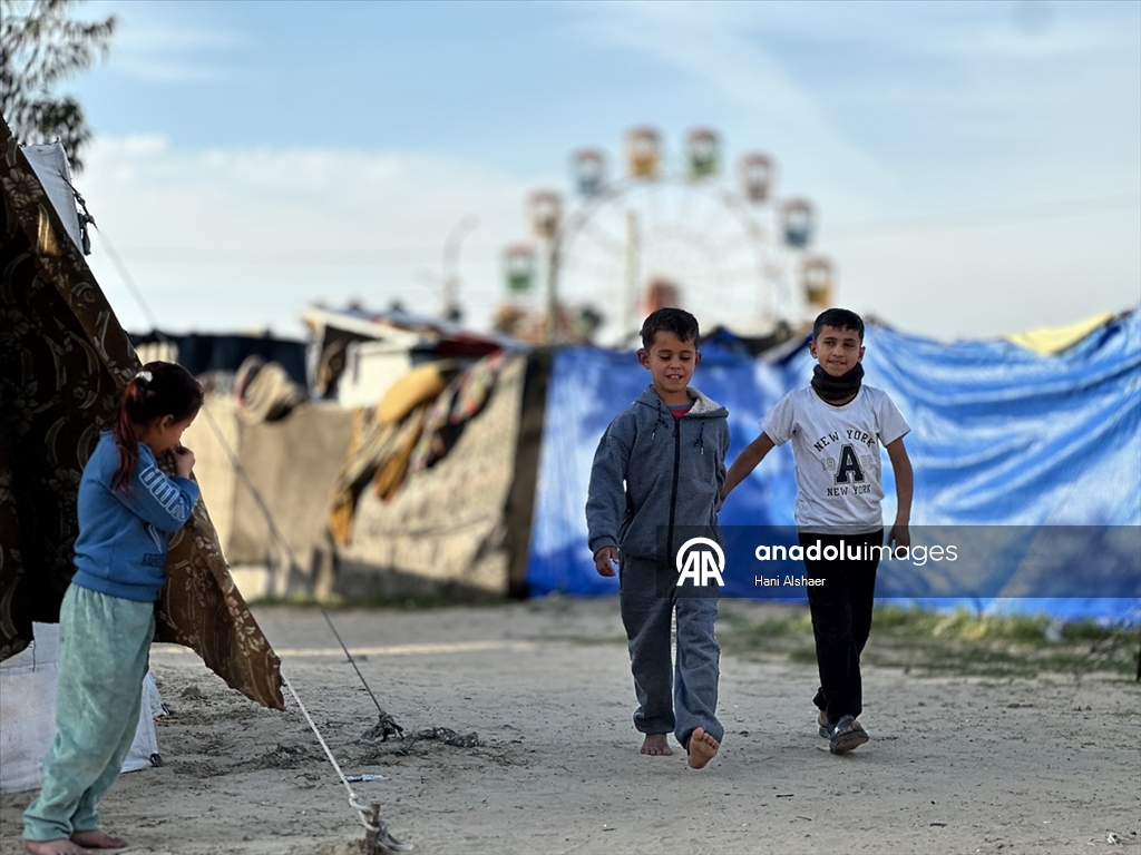 Han Yunus’taki Asda Eğlence Parkı çadır kente dönüştü