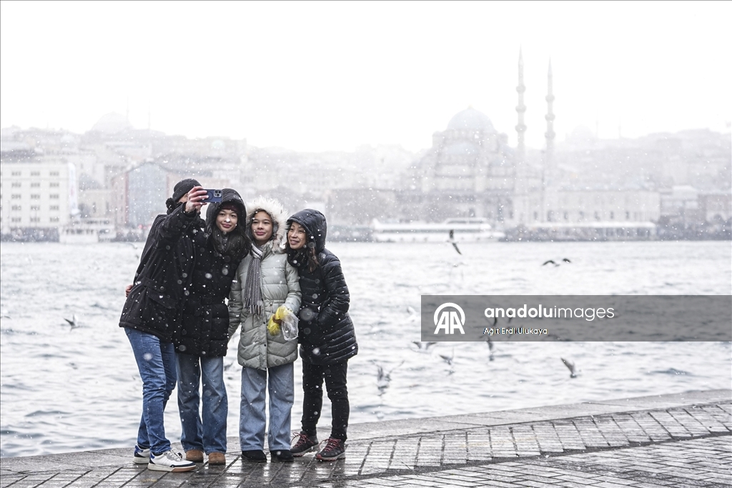 İstanbul'da yeni yılın ilk gününde kar yağışı devam ediyor