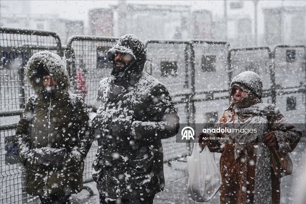 İstanbul'da yeni yılın ilk gününde kar yağışı devam ediyor