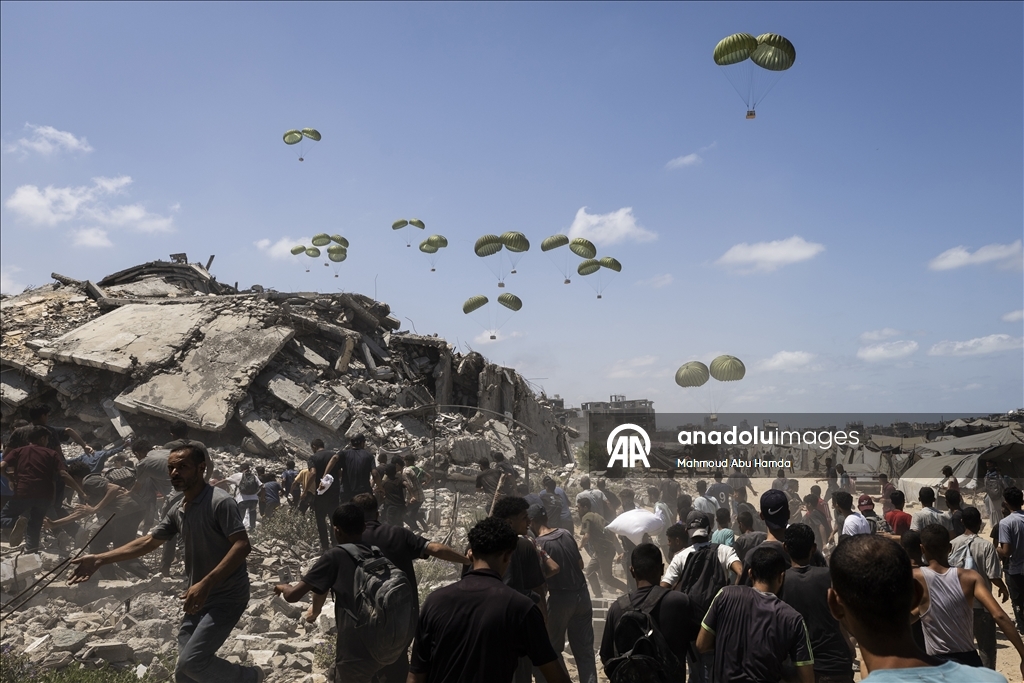 Gazze'ye havadan insani yardım malzemeleri indirildi