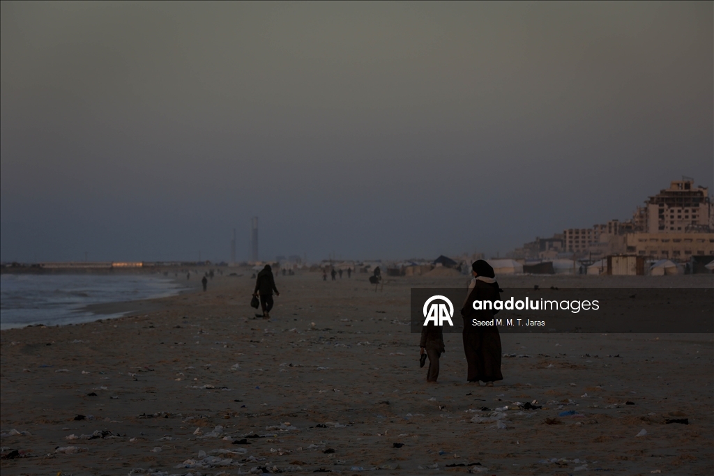 Gaza City residents mark year’s end amid ongoing hardships