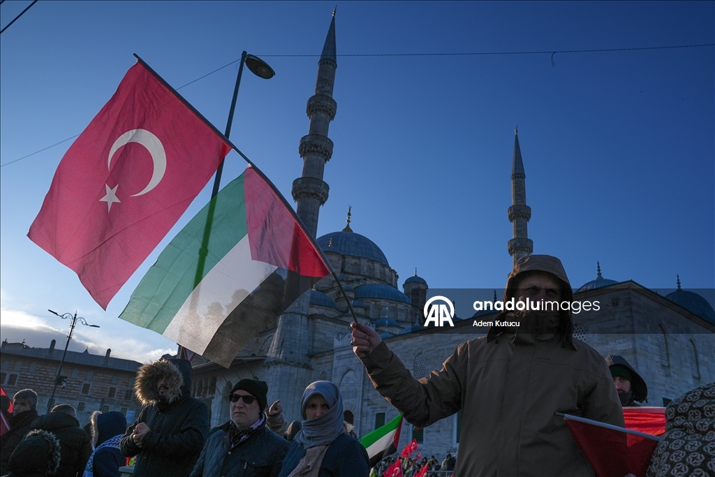 إسطنبول.. انطلاق مسيرة تضامنية مع فلسطين في جسر غالاطة