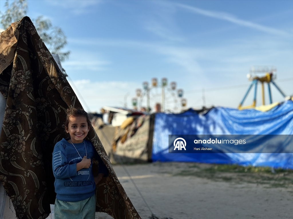 Han Yunus’taki Asda Eğlence Parkı çadır kente dönüştü