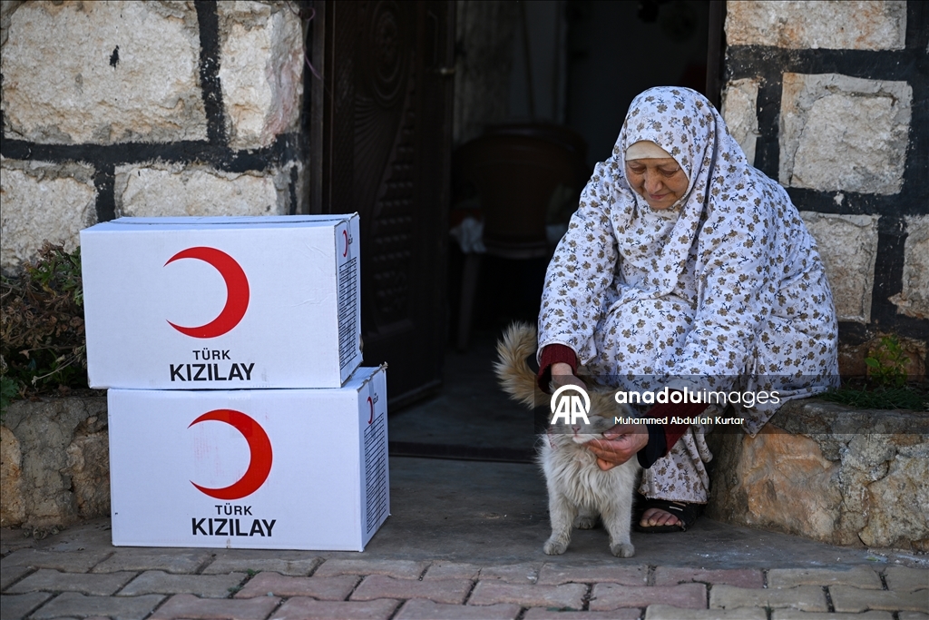 Türk Kızılay ekipleri, İdlib'de engelli kamplarında kalanlara yardım kolisi dağıttı