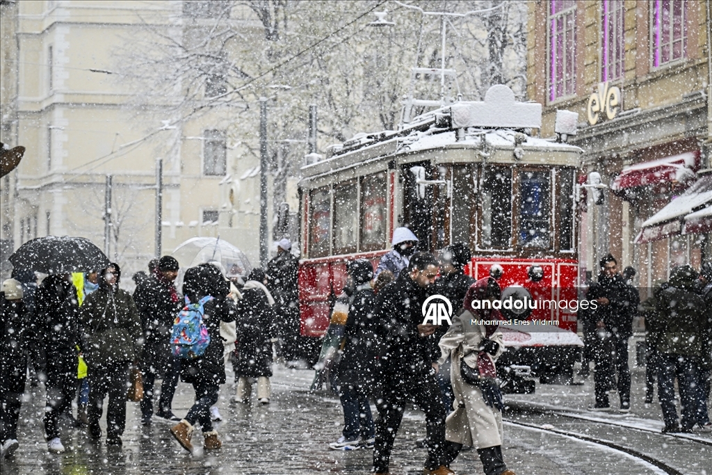 İstanbul'da yeni yılın ilk gününde kar yağışı devam ediyor