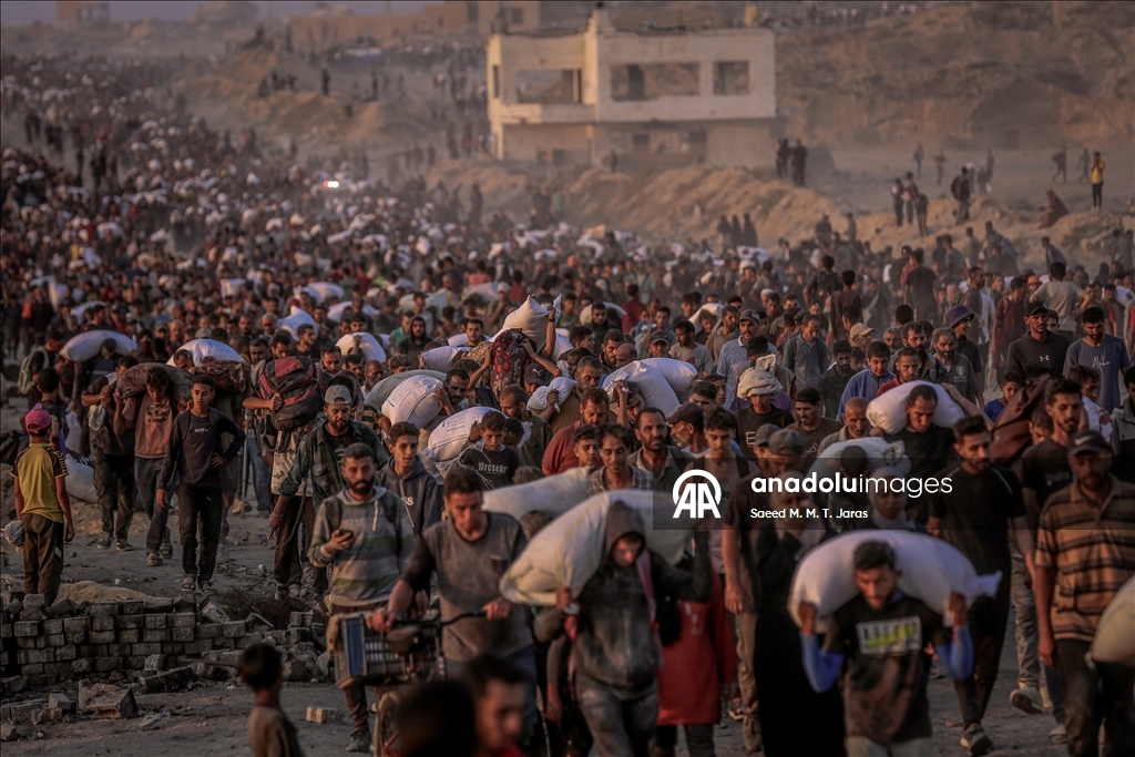 Gazze'de açlık çeken binlerce Filistinli, yardım dağıtım merkezine akın etti