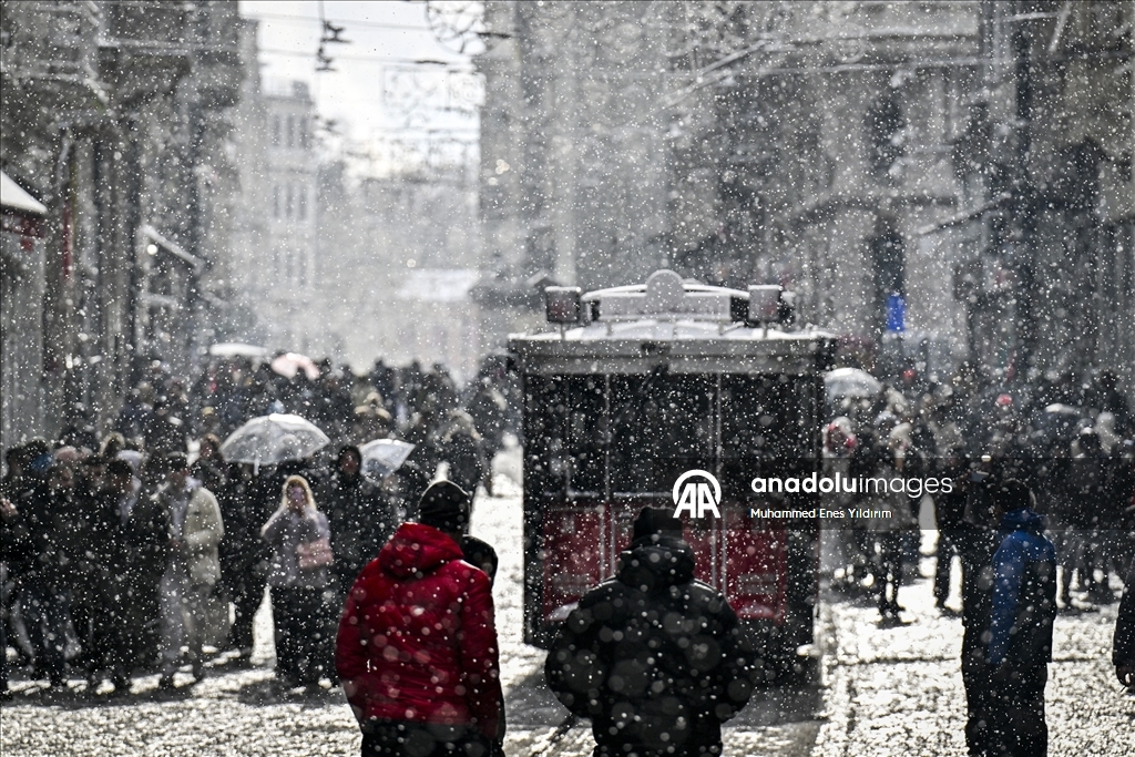 İstanbul'da yeni yılın ilk gününde kar yağışı devam ediyor