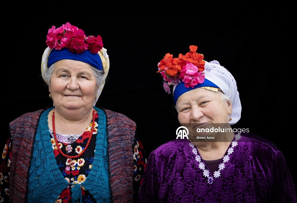 Rengarenk giysilerle yaşatılan 500 yıllık gelenek