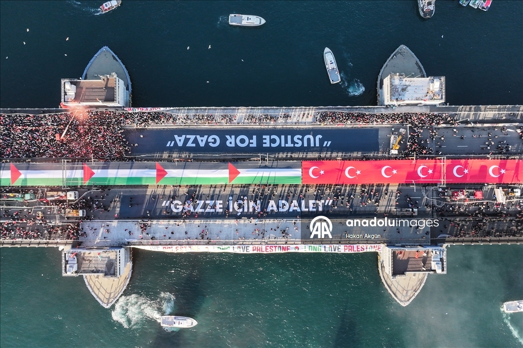 إسطنبول.. انطلاق مسيرة تضامنية مع فلسطين في جسر غالاطة