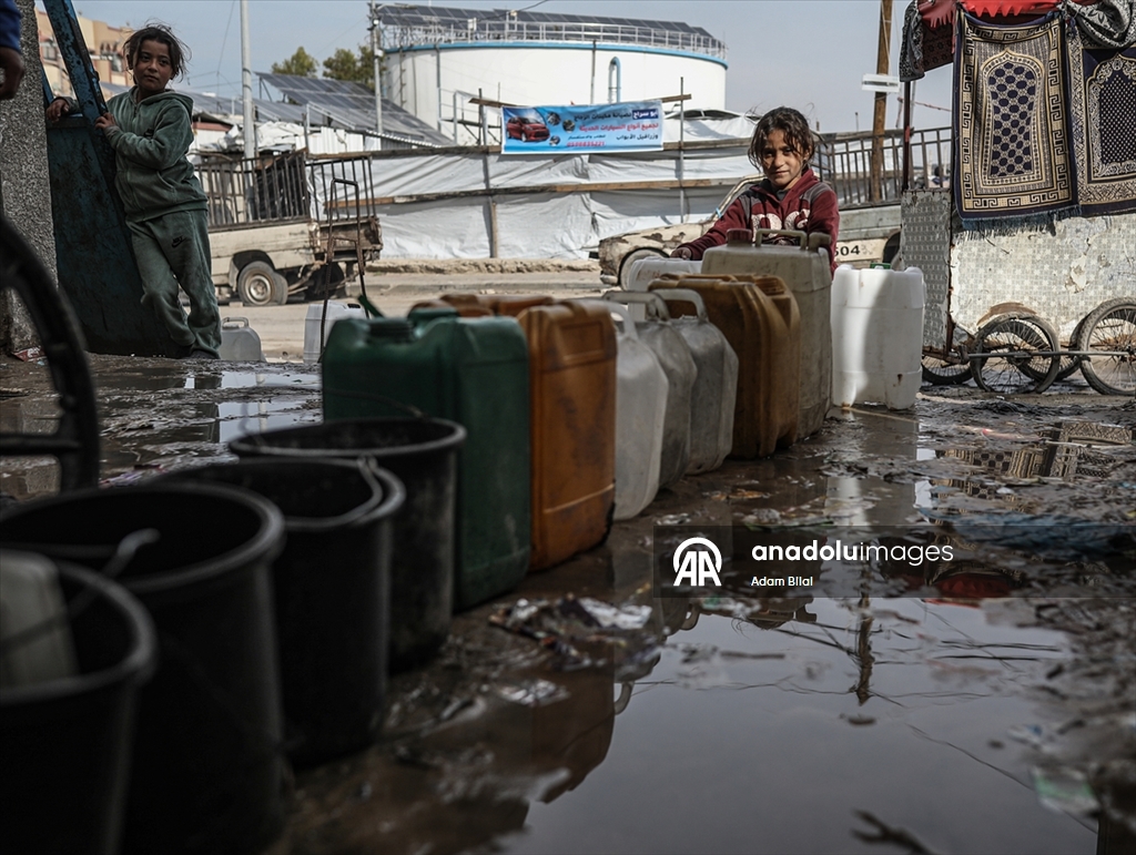İsrail saldırıları altındaki Gazze'de su krizi devam ediyor