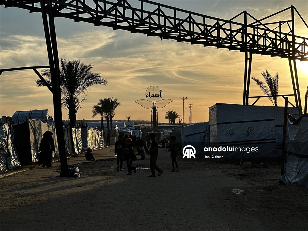 Han Yunus’taki Asda Eğlence Parkı çadır kente dönüştü