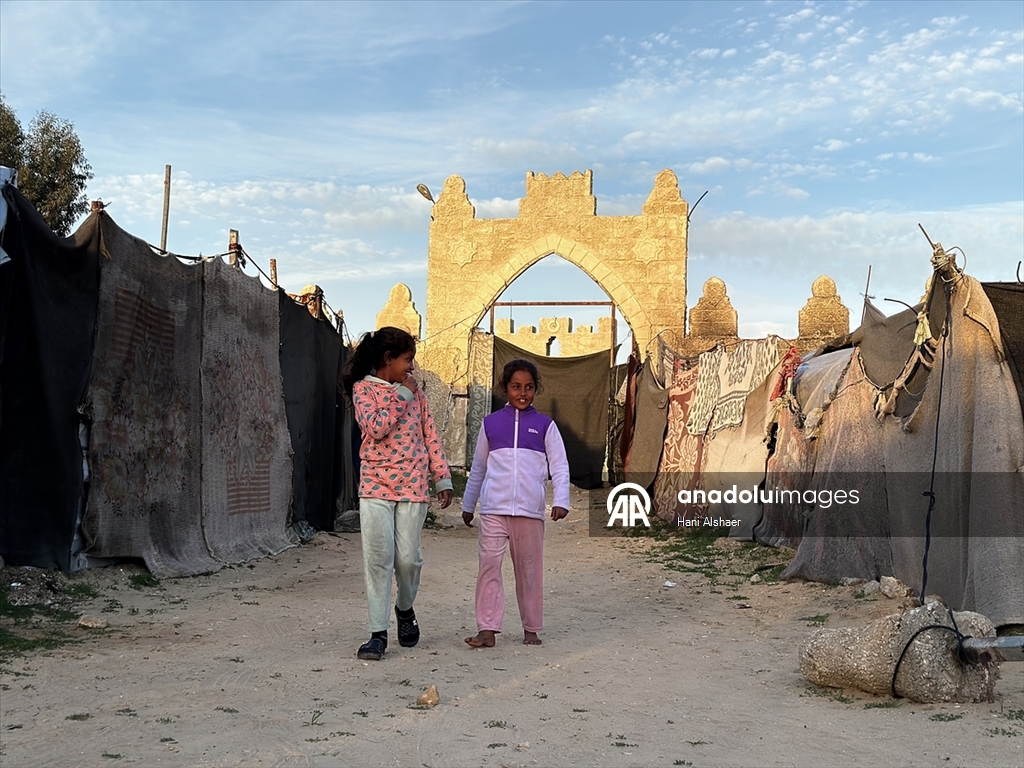 Han Yunus’taki Asda Eğlence Parkı çadır kente dönüştü