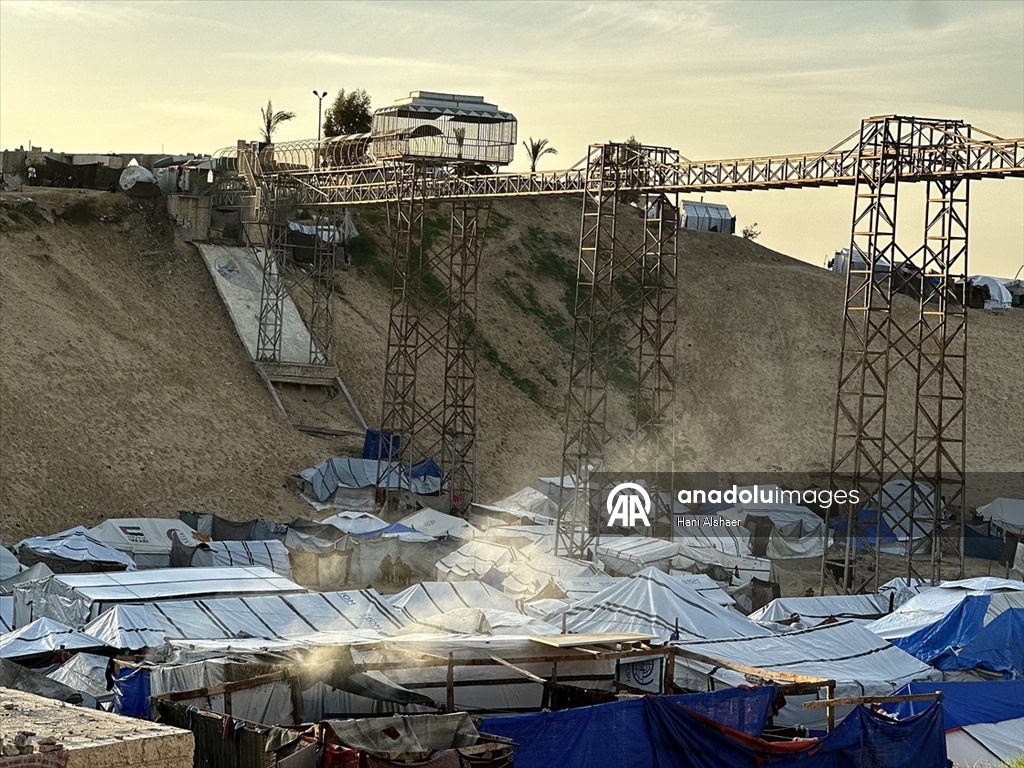 Han Yunus’taki Asda Eğlence Parkı çadır kente dönüştü