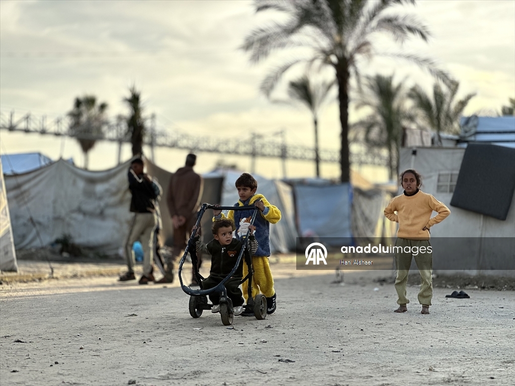 Han Yunus’taki Asda Eğlence Parkı çadır kente dönüştü