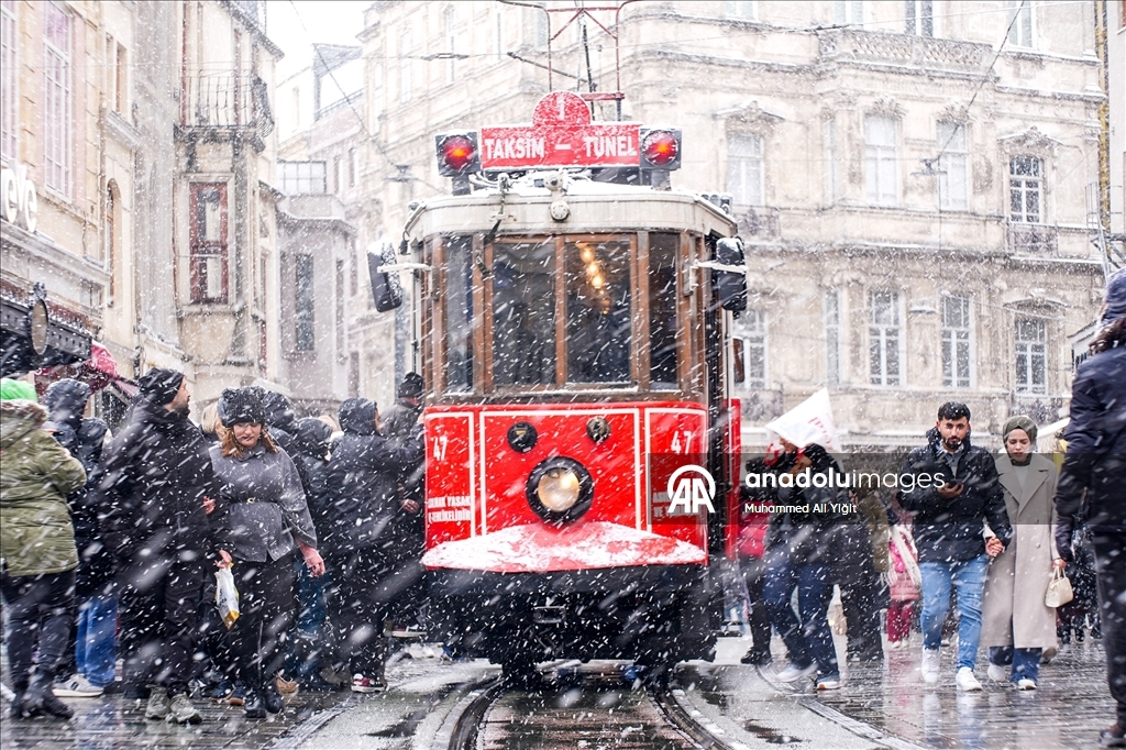 İstanbul'da yeni yılın ilk gününde kar yağışı devam ediyor